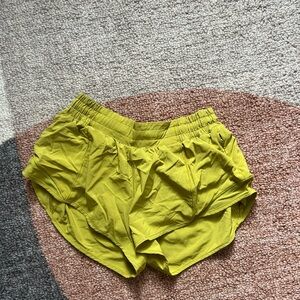 Lululemon 2.5” hotty hot short